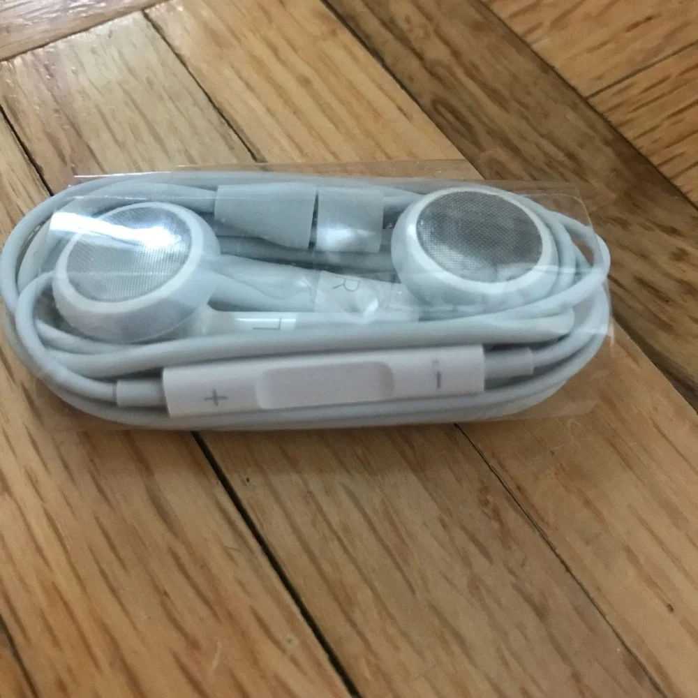 Apple Headphones with 3.5 mm Headphone plug
